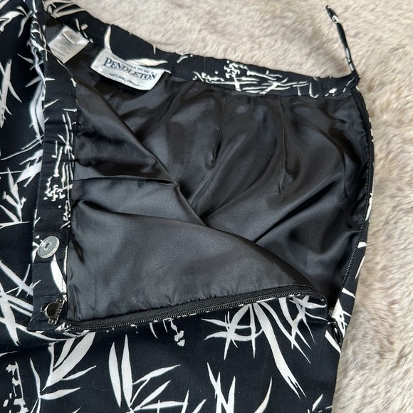 Pendleton | Black & White Leaf Silk Blend Capris - Picture 8 of 12